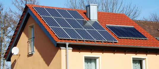 Ab Oktober 2025 unterstützt die Stadt Hamburg gemeinsam mit Caritas Familien mit geringem Einkommen beim Einstieg in die Solarenergie. Ziel: direkt von selbst erzeugtem Solarstrom profitieren mit spürbar niedrigeren Stromkosten.