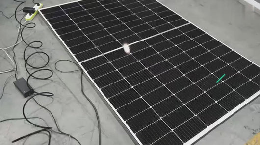 Labortest der Leichtglas-Solarmodule 210 W × 2 zur Prüfung von Leistung und Qualität.