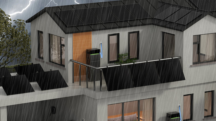 Sunpura S2400 Batteriespeicher im Außeneinsatz bei starkem Regen und Gewitter, wetterfeste Stromspeicherung für PV-Anlagen